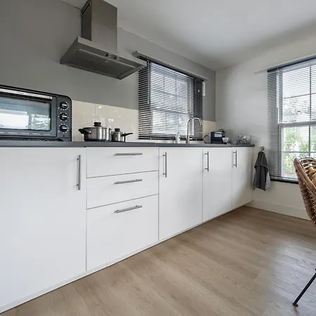 31, Ruimtelijk - Airco - Prive Parkeren - - Recreational Only *