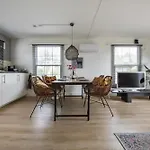 31, Ruimtelijk - Airco - Prive Parkeren - - Recreational Only Alpehytte *