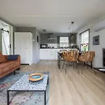 31, Ruimtelijk - Airco - Prive Parkeren - - Recreational Only