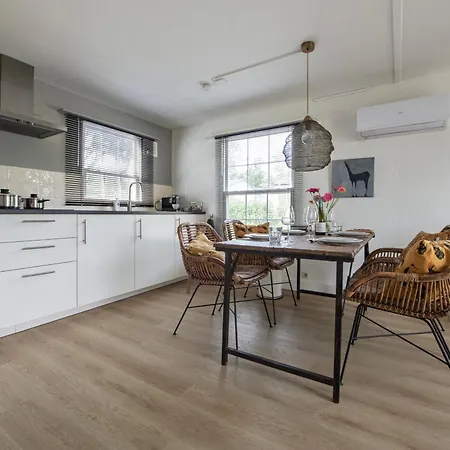 31, Ruimtelijk - Airco - Prive Parkeren - - Recreational Only