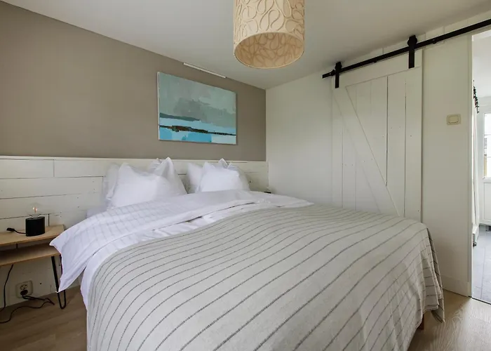 31, Ruimtelijk - Airco - Prive Parkeren - - Recreational Only Chalet Oisterwijk